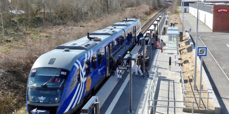 Forårssol over det nye stoppested ved Hjørring Øst.