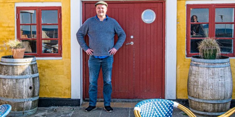 Forfatter Mads Nygaard foran Hirtshals Kro. Foto (arkiv): Elling.