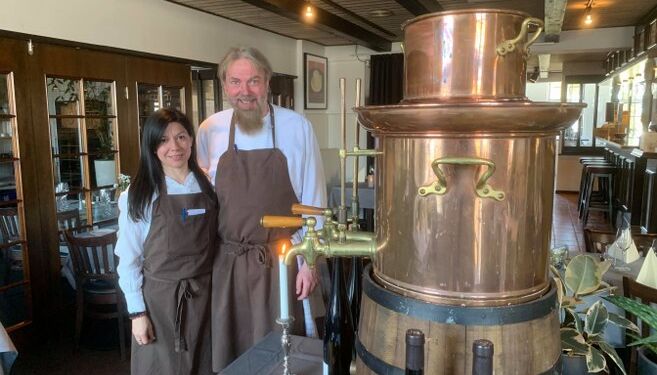 Klerly og Åge Vinther i restauranten på badehotellet Tannishus. Foto (arkiv): Niels Skipper.