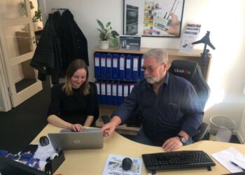 : Louise og Ivan drøfter udvikling af ThermITs grafiske og virtuelle udtryk.