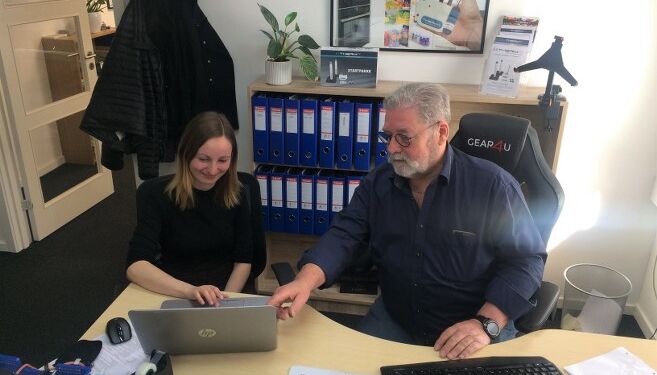 : Louise og Ivan drøfter udvikling af ThermITs grafiske og virtuelle udtryk.