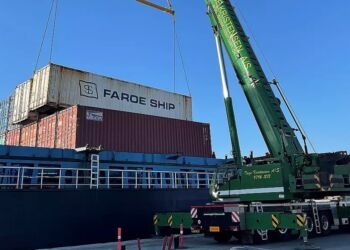 Med det samme blev de 12 containere løftet af skibet "Vantage" og tømt.
Foto: Søren Zohnesen/Hanstholm Havn.