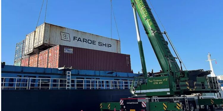 Med det samme blev de 12 containere løftet af skibet "Vantage" og tømt.
Foto: Søren Zohnesen/Hanstholm Havn.