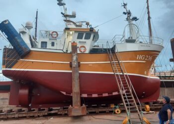 Fiskeskipper og reder Jan Woller betrager arbejdet med HG 236 Milton på beddingen hos Vestkajens Maskinværksted. Foto: Arkiv.