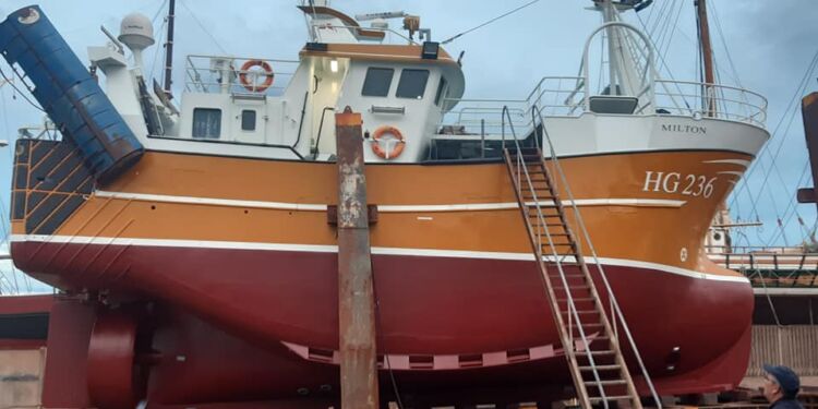 Fiskeskipper og reder Jan Woller betrager arbejdet med HG 236 Milton på beddingen hos Vestkajens Maskinværksted. Foto: Arkiv.