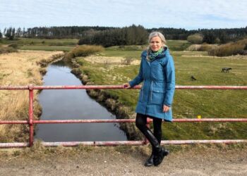 Laila Zielke ved Røde Bro over Liver Å. Foto: Privat.