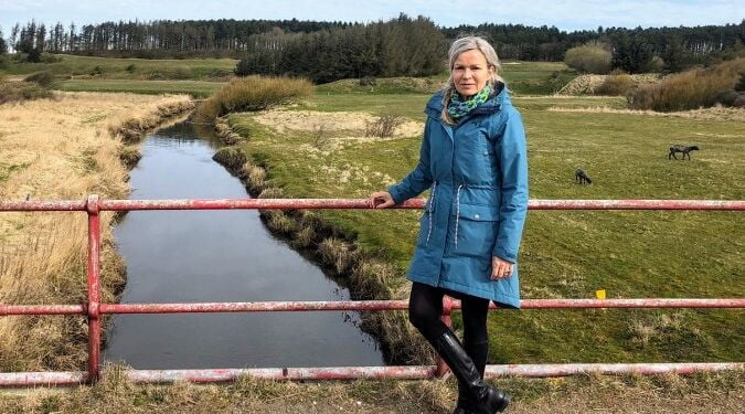 Laila Zielke ved Røde Bro over Liver Å. Foto: Privat.