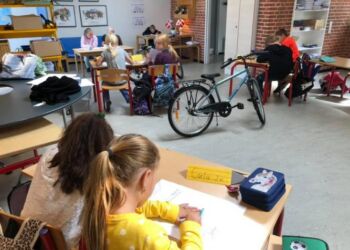 Børnene i en daværende 2. klasse har i forbindelse med et trafikemne omvendt haft cyklerne med indendørs for at tegne dem på Bindslev Skole. Foto (arkiv): Janni Dalsager Pihl.