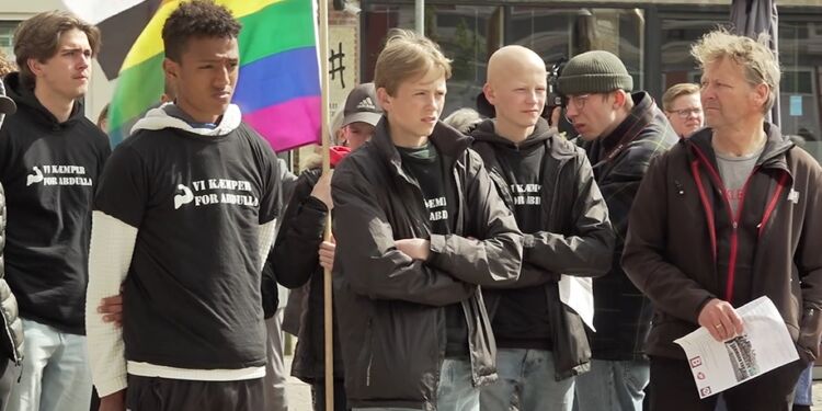 Abdullah ses her til venstre udner demonstrationen i Hjørring. Foto: Privat.