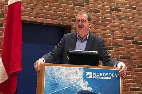 Bjarne Laustsen på talerstolen hos Hirtshals Fiskeriforening på  Nordsøen Oceanarium. Foto: Arkiv.