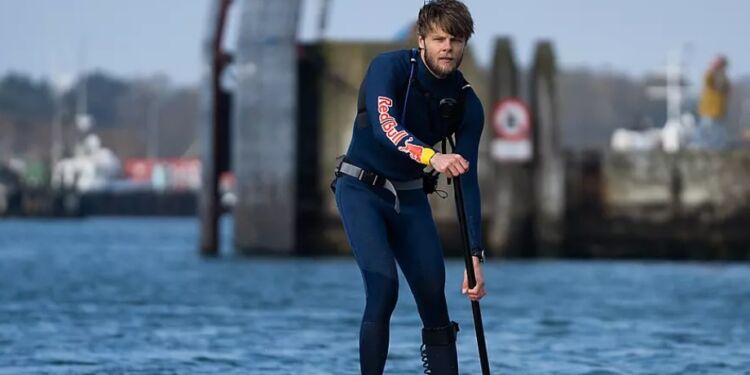 Casper Steinfath står på et såkaldt hydrofoil-board, der udnytter bølgernes energi til at skabe fremdrift. Foto: Jakob Gjerluff Ager.