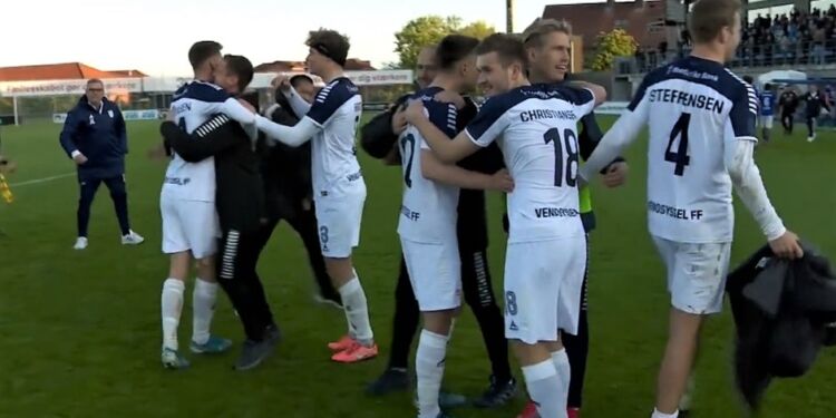 Krammene ville ingen ende tage i minutterne efter, at Vendsyssel FF i foråret sikrede sig endnu en sæson i 1. division. Foto: Arkiv.