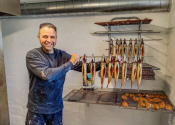 Kim Holger i røgeriet hos Fishermans House. Foto (arkiv): Elling.