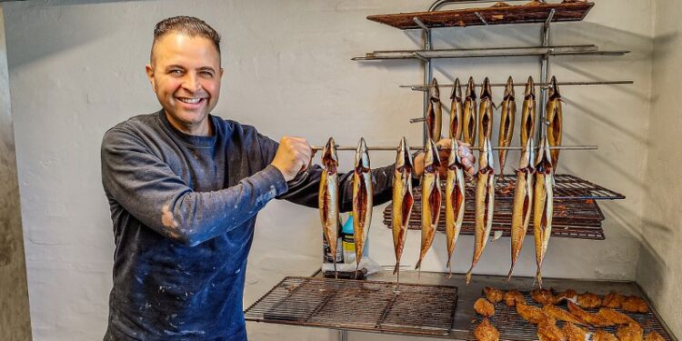 Kim Holger i røgeriet hos Fishermans House. Foto (arkiv): Elling.