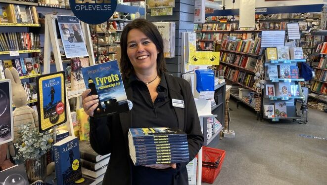 Fyrets Lys af Jørgen Biegel kan selvfølgelig købes i dden lokale Bog & idé i Hirtshals.