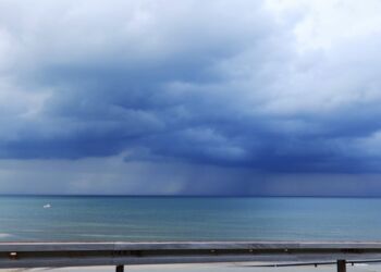 Tunge skyer ved Husmoderstranden. Foto (arkiv): Preben Andersen.