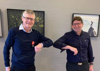 På billedet ses John Olesen, der netop har fået overrakt Den Kongelige Belønningsmedalje af direktør Ole Peter Christensen.