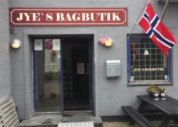 Jette Hansen og Poul Nielsen har i årevis fejret 17. maj i Jye's Bagbutik. Foto: Arkiv.