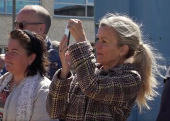 Læge Birgitte Mikkelsen til venstre samt turistchef og socialdemokratisk byrådsmedlem Laila Zielke var blandt deltagerne ved rejsegildet i Hirtshals. Foto: TV2 Nord.