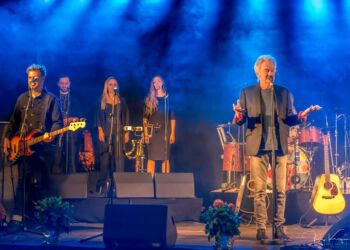 Lars Lilholt med band spiller onsdag aften til Musik Under Trappen. Foto (arkiv): Jens Kranen.