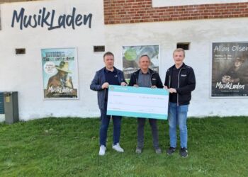 Sol og Strands bureauchef i Lønstrup, Brian Kristensen (til højre) overrække det synlige bevis på sommerhusejernes anerkendelse til Søren og Emil Bendtsen fra MusikLaden.