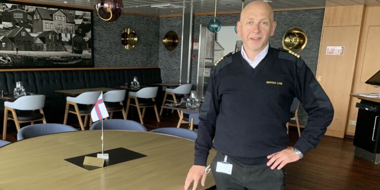 Kaptajn Petur Av Vollanum ved kaptajnens helt personlige bord med plads til inviterede gæster i gourmetrestauranten Munkastova. Foto (arkiv): Niels Skipper.