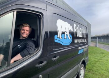 Mikkel er klar til at rykke ud i en af Polarkøls tre firmabiler.