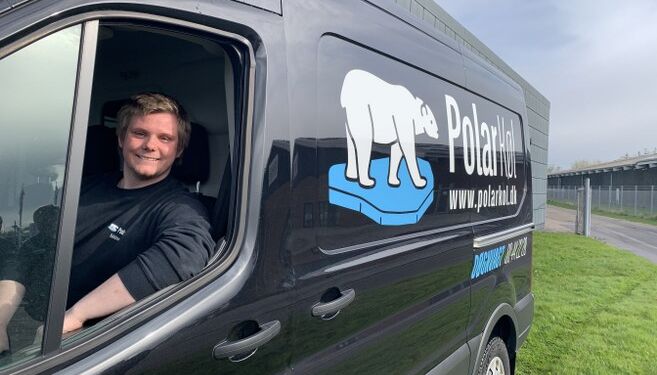 Mikkel er klar til at rykke ud i en af Polarkøls tre firmabiler.