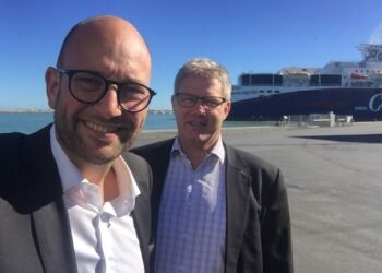 Socialdemokraterne Rasmus Prehn og Arne Boelt på Hirtshals Havn. Foto: Arkiv.