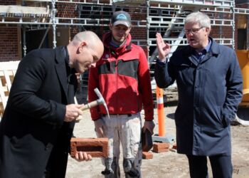 Borgmester Arne Boelt (S) havde overladt både ordet og murerhammeren til den faglærte Per Møller (C), da der var rejsegilde på lægehuset i Hirtshals. Foto: Arkiv.