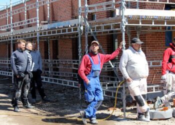 Håndværkere ved det nye lægehus i Hirtshals. Foto: Arkiv.