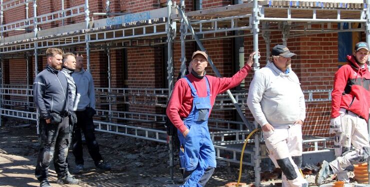Håndværkere ved det nye lægehus i Hirtshals. Foto: Arkiv.