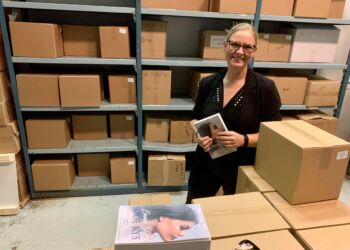 Rikke Ella Andrup i forlagenes lager på Dalsagervej i Hirtshals. Foto: Niels Skipper.