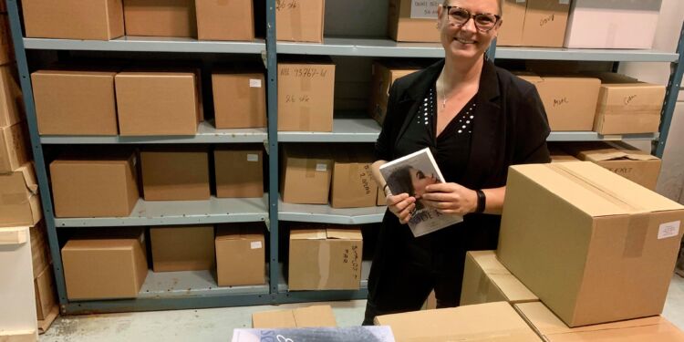 Rikke Ella Andrup i forlagenes lager på Dalsagervej i Hirtshals. Foto: Niels Skipper.