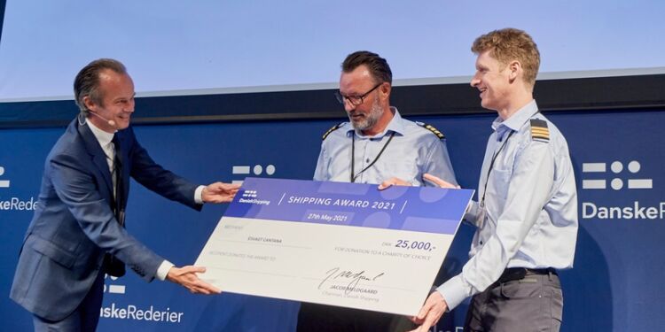 Lokale Jan Ole Kristensen ses her i midten ved modtagelsen af Søfartsprisen. Foto: Carsten Lundager.