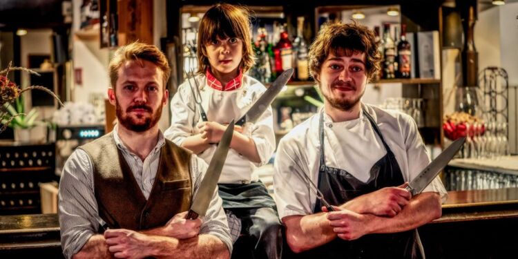 Åge Vinthers sønner, Nicolai, Sofus og Alexander kreerer lækker mad den 18. maj 2021 på Tannishus. Foto (arkiv): Jens Kranen Photography.