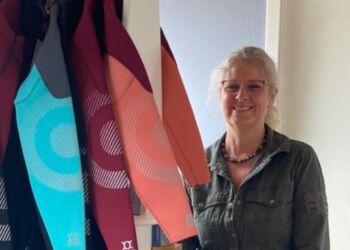 Rikke Vandsted med våddragterne i shoppen hos B&B by the Sea.