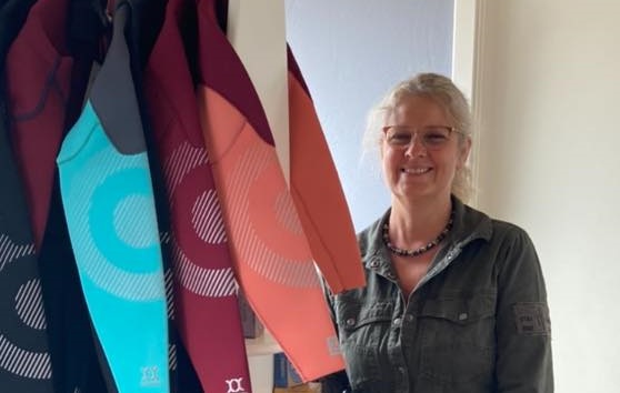 Rikke Vandsted med våddragterne i shoppen hos B&B by the Sea.