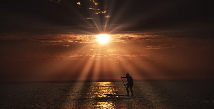 Stand Up Paddling i solnedgang ved Hirtshals. Foto (arkiv): Arturs Pirazkov.