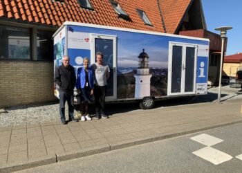 Handelschef Per Martensen, turistchef Laila Zielke og hoteldirektør Per Kro ved vognen foran Hotel Hirtshals. Foto: Niels Skipper.