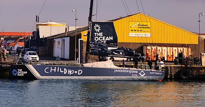 Sejlskibet i gang med at bunkre hos Hirtshals Marineolie. Foto: Torben Elling.