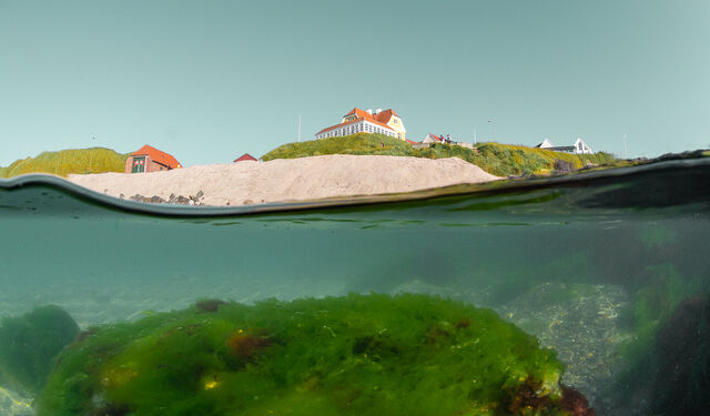 Vand, strand og by i smuk komposition ud for Lønstrup. Foto (arkiv): Lars Nedergaard/Galleri Vand.