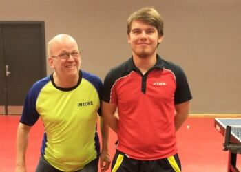 Kurt Høholt Jensen i gul trøje ved siden af Peter Svenningsen.