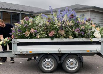 Smukt så det ud, da blomsterne fra Karsten Lauritzens bryllup ankom til Botilbuddet Mosbjerg og Vendelbocentret i Sindal. Privatfoto.