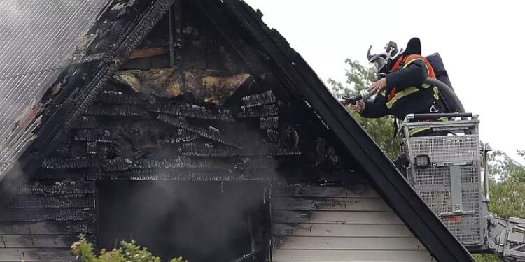 Klokken 06.51 blev der tilkaldt brandvæsen på et botilbud i Rakkeby. Den østlige del af botilbuddet er udbrændt og ødelagt. Foto: Per Frank Paulsen.