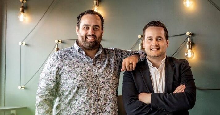 – Vi glæder os til at komme til Hjørring og være med til at presse prisen på et lækkert burgermåltid ned. Vi synes generelt, at burgerrestauranter tager for meget for deres måltider. Og selvom vores priser er lave, så er kvaliteten helt i top, siger Simon Franck Jakobsen (th), der her ses sammen med sin bror, Morten (tv).