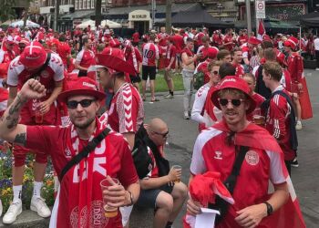 Pladsen i det centrale Amsterdam, hvor omkring 5.000 danske fodboldfans er samlet for at heppe på idolerne fra Danmark.
Foto: Privat.