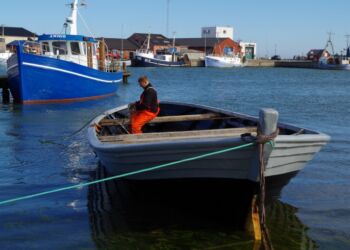 Allan Milton Woller ombord i Tornby Bjergelavs klinkbyggede fladbåd ved beddingen hos Vestkajens Maskinværksted A/S i Hirtshals Havn. Foto (arkiv): Niels Skipper.