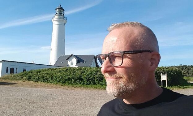 Mange forbinder af gode grunde herren her med Bunkergruppen Hirtshals og rollen som greenkeeper eller DJ, men nu er han også manden bag Hammers Boligservice. Foto: Arkiv.