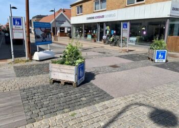 Man burde måske gå til Louis Nielsen eller mere oplagt til Kaj Jensen Optik i Hirtshals, hvis man kan overse skiltningen ved Nørregade op mod Rundkørslen. Foto: Arkiv.